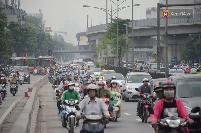 Đường phố Hà Nội tắc nghẽn, hàng ngàn phương tiện bủa vây nhau trong ngày đầu người dân đi làm sau kỳ nghĩ lễ Đường phố Hà Nội tắc nghẽn, hàng ngàn phương tiện bủa vây nhau trong ngày đầu người dân đi làm sau kỳ nghĩ lễ